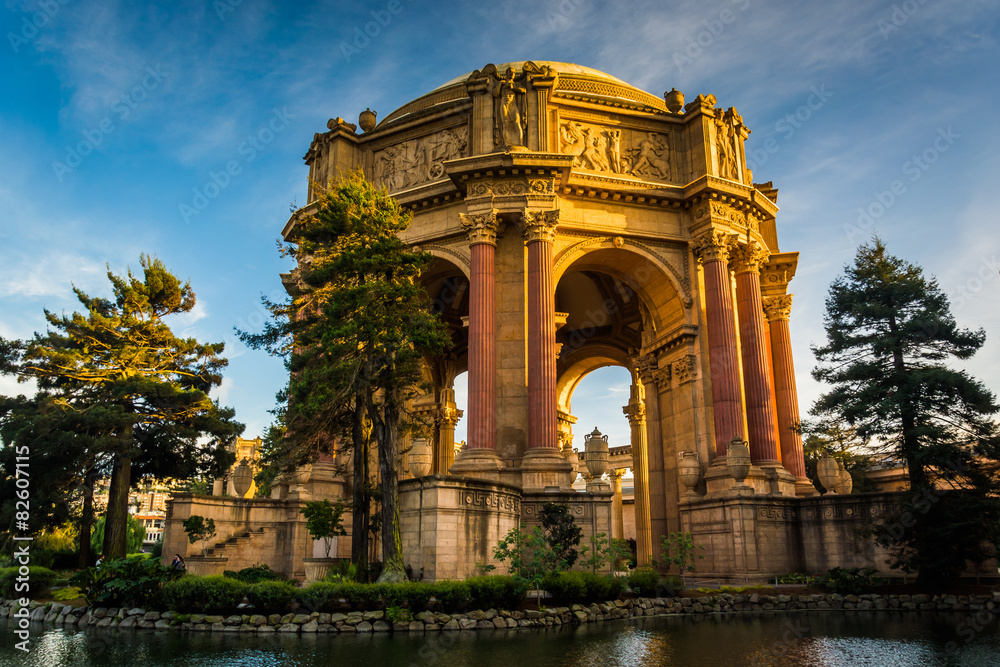 Fototapeta premium Evening light on the Palace of Fine Arts Theatre, in San Francis