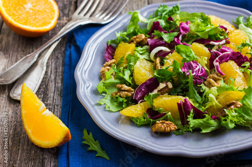 Fotografie Salad mix with orange and walnuts