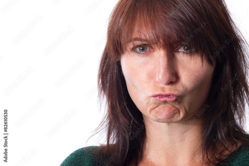 beleidigte Frau auf weißen Hintergrund beleidigte Frau auf weißen Hintergrund