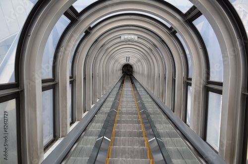 Rolltreppe im Glastunnel