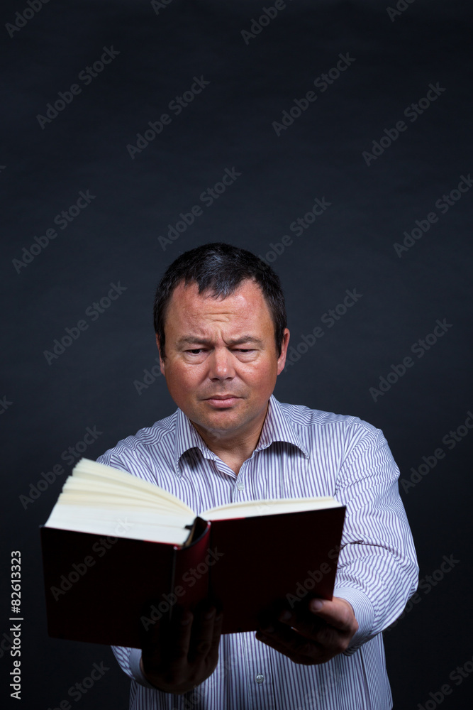 Neediing reading glasses Neediing reading glasses