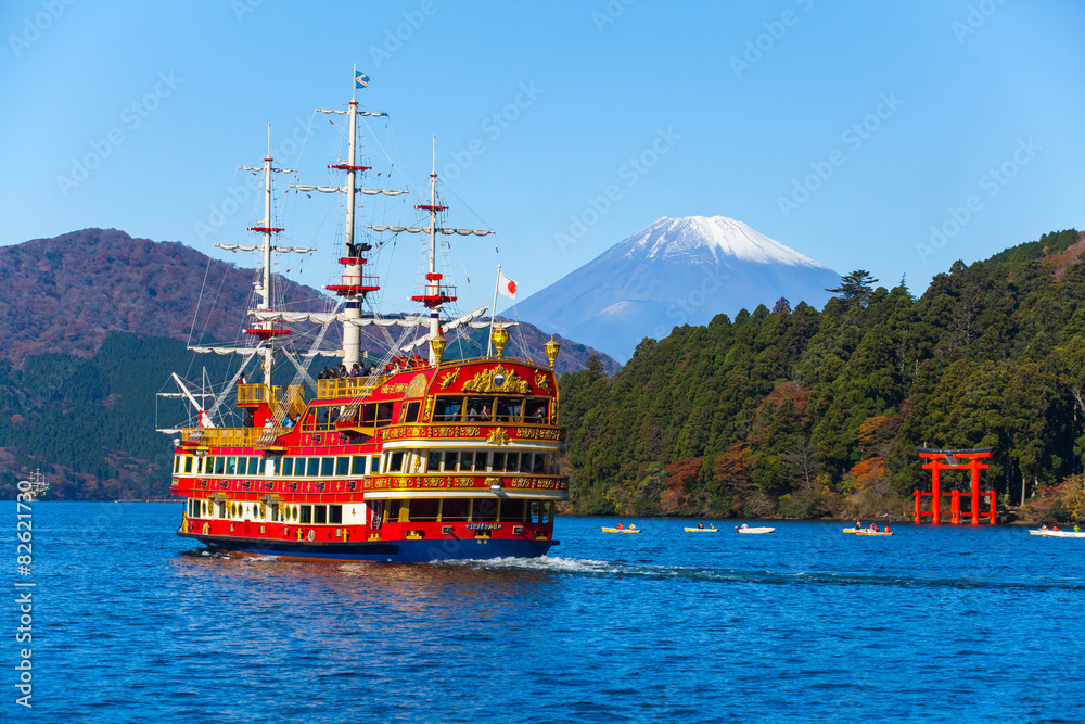 Fototapeta premium Lake Ashi and Mountain Fuji in autumn season .