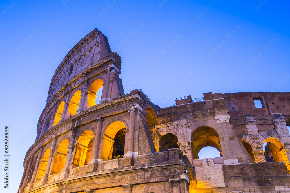 Obraz premium Twilight of Colosseum the landmark of Rome, Italy