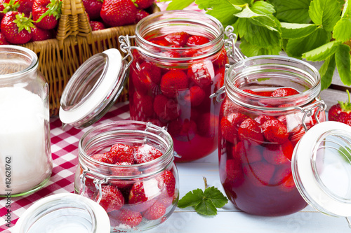 Foto Homemade preserves, prepare compote of strawberries.