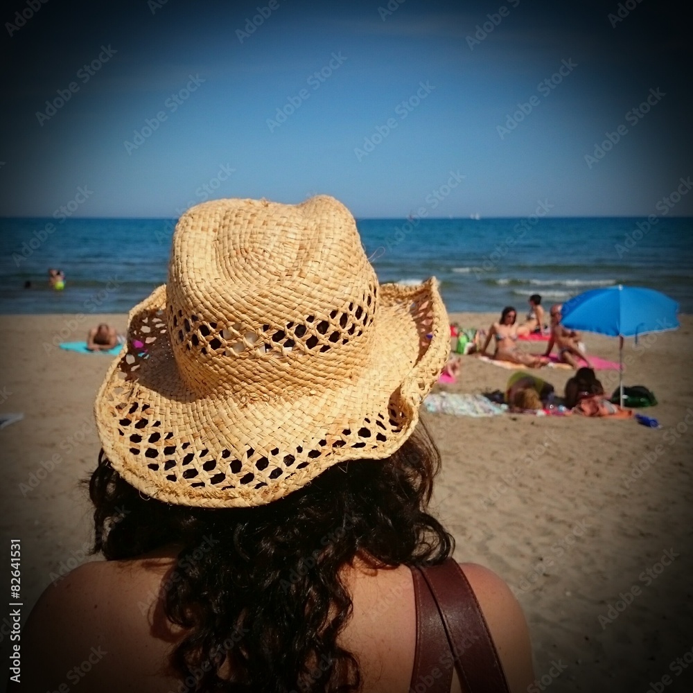 Mujer de espaldas en la playa Stock Photo | Adobe Stock