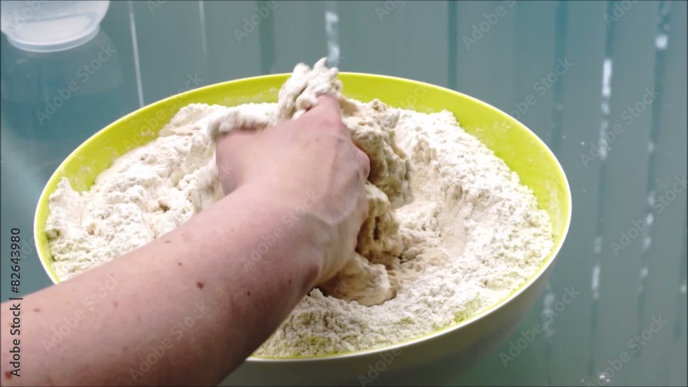 Teig kneten für Brot