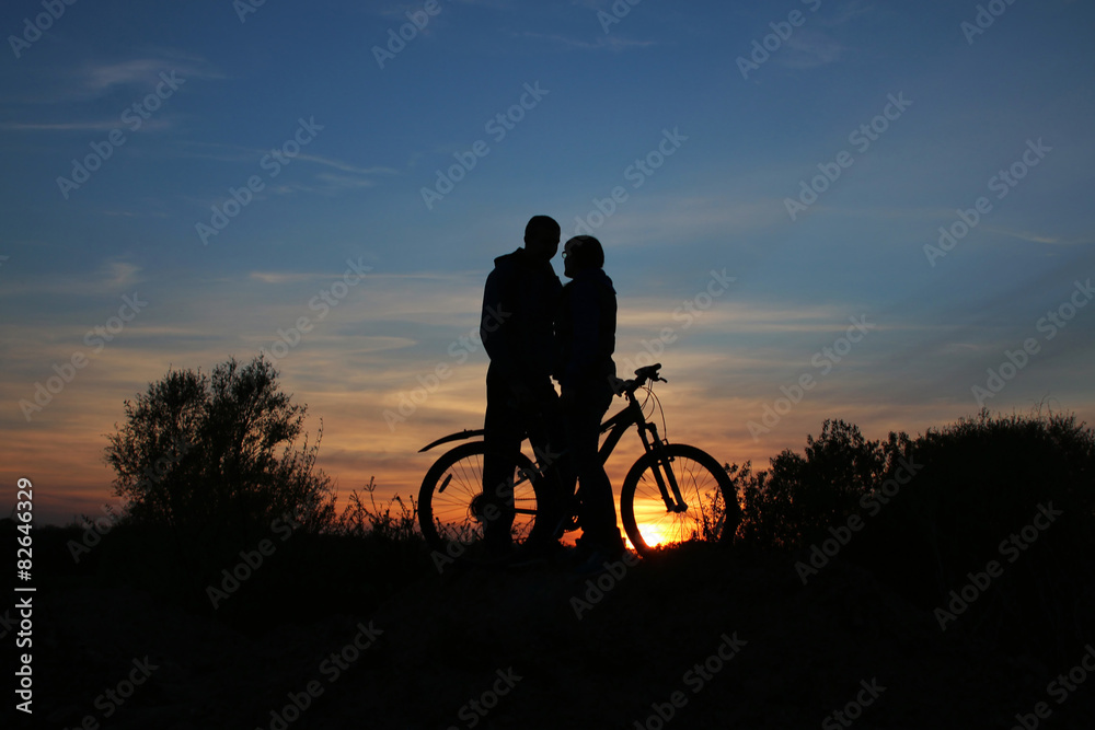 Obraz premium sillhouette of sweet young couple