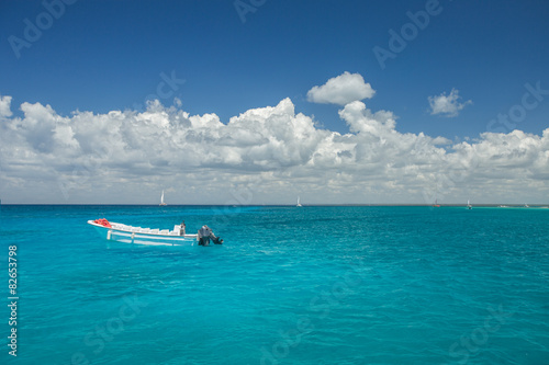 Fototapeta Naklejka Na Ścianę i Meble -  Boat in caribbean sea