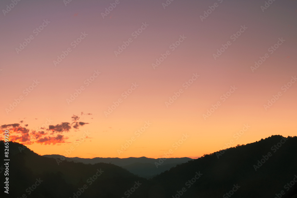 Obraz premium Silhouette Sunset over the Mountains