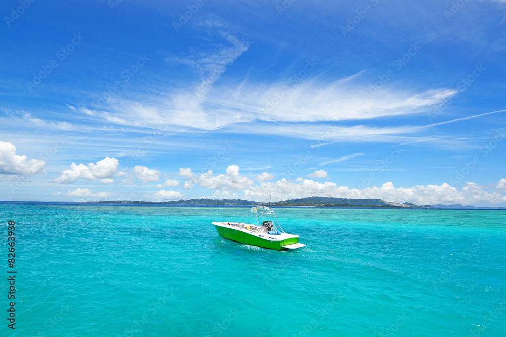 Fototapeta premium 南国の美しいビーチと紺碧の空