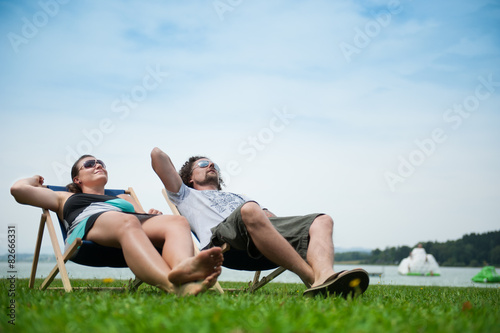 Paar entspannt in der Sonne am See