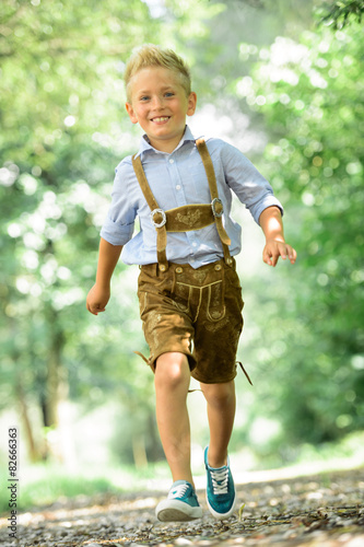 Kind in einer Lederhose in der Natur