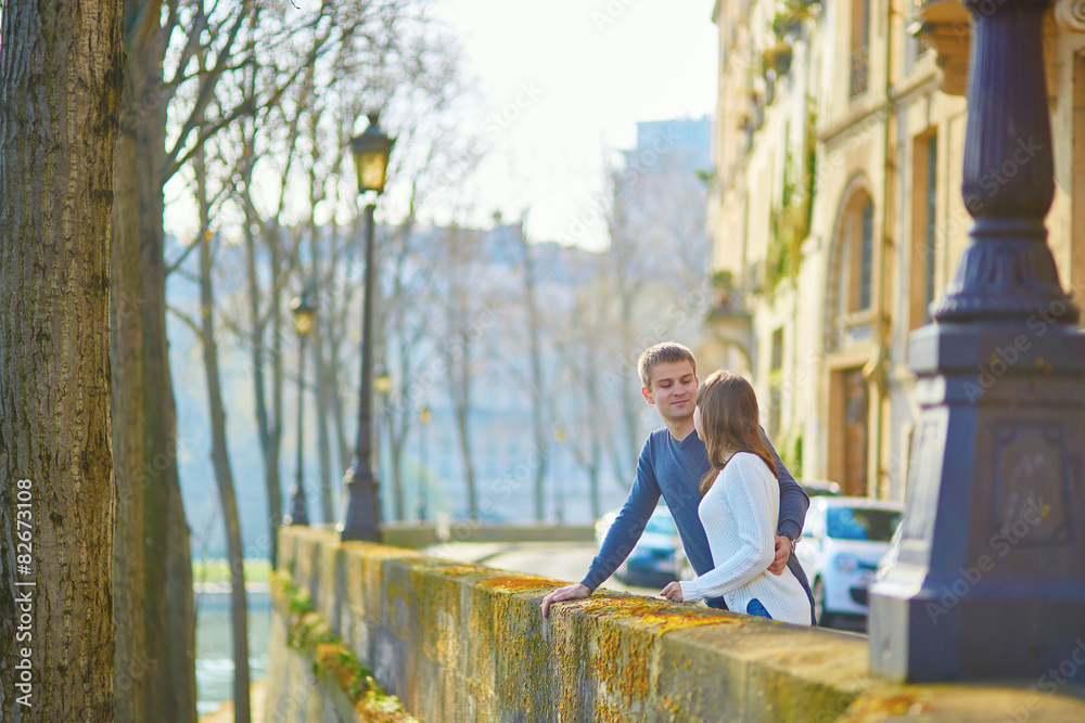 Fototapeta premium Young romantic couple in Paris