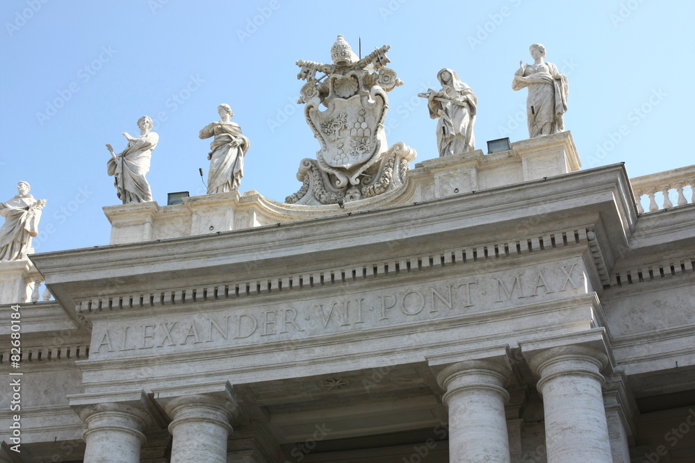 サンピエトロ大聖堂の建物の天井に並ぶ彫刻