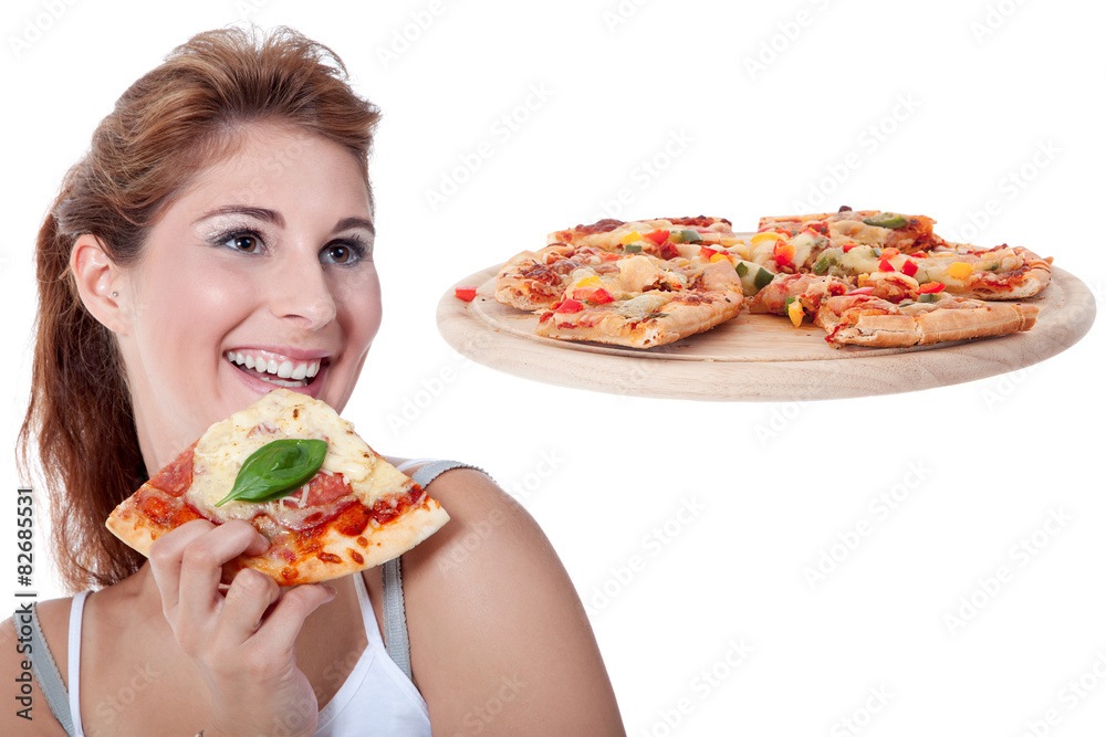Frau isst Pizza und lacht Porträt