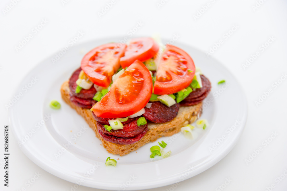 Sandwich mit gebratenen Wurstscheiben Sandwich mit gebratenen Wurstscheiben