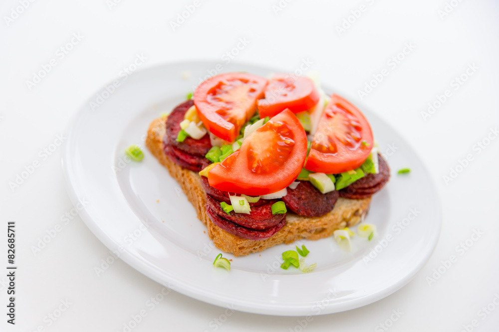 Sandwich mit gebratenen Wurstscheiben
