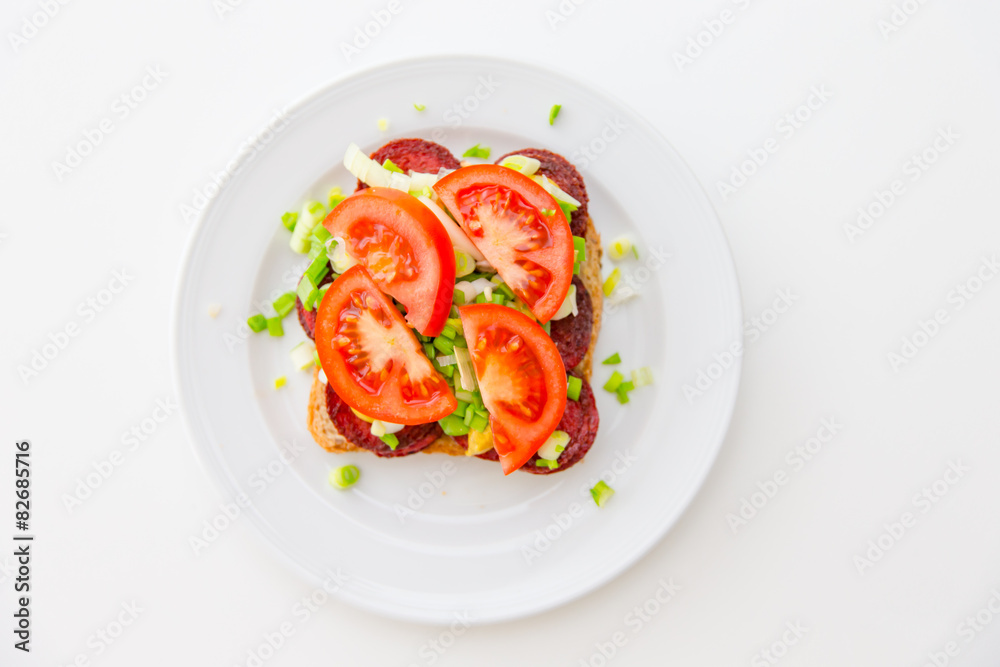 Sandwich mit gebratenen Wurstscheiben Sandwich mit gebratenen Wurstscheiben