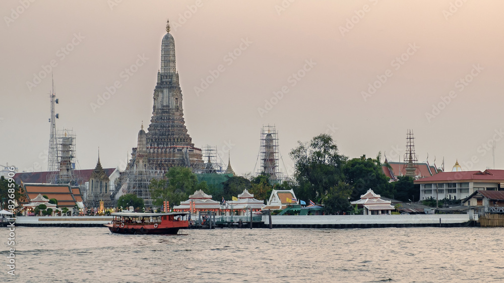 Naklejka premium Wat arun, Thai temple