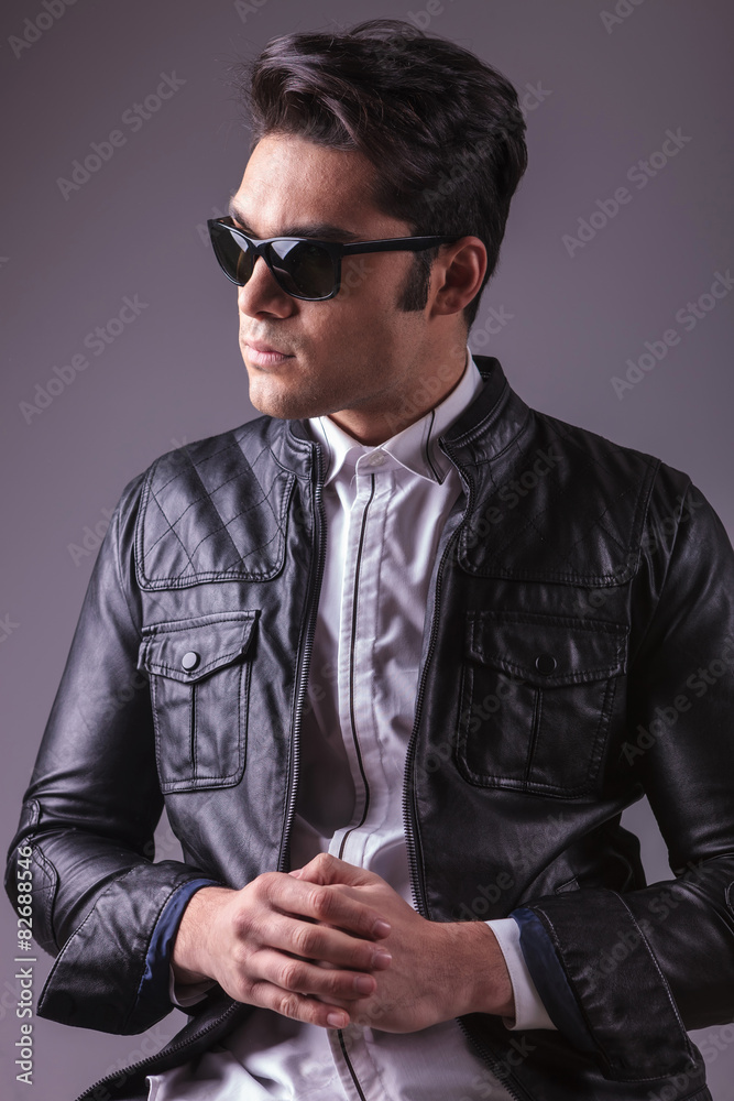 Obraz premium handsome fashion man holding his hands together.