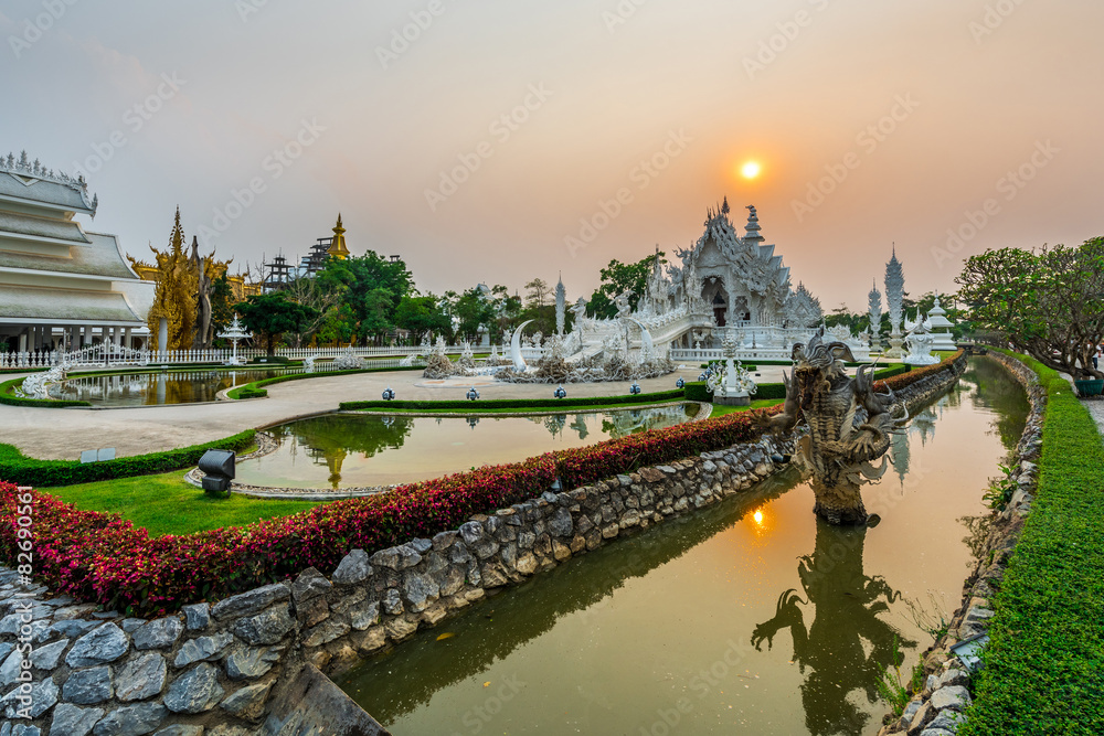 Fototapeta premium Sunset scene of Wat Rong Khun temple at Chiang Rai province, Th