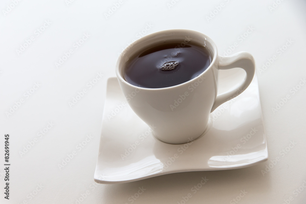 Obraz premium Schwarzer Tee in weißer Tasse