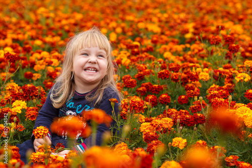 Ein Mädchen im Blumenfeld