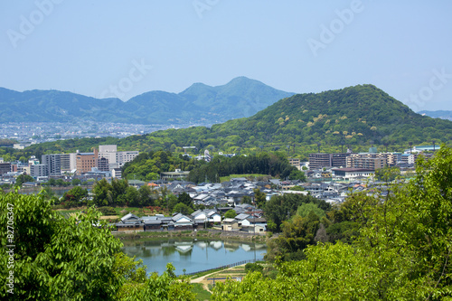 大和三山畝傍山と周辺の街並み © Tsuboya