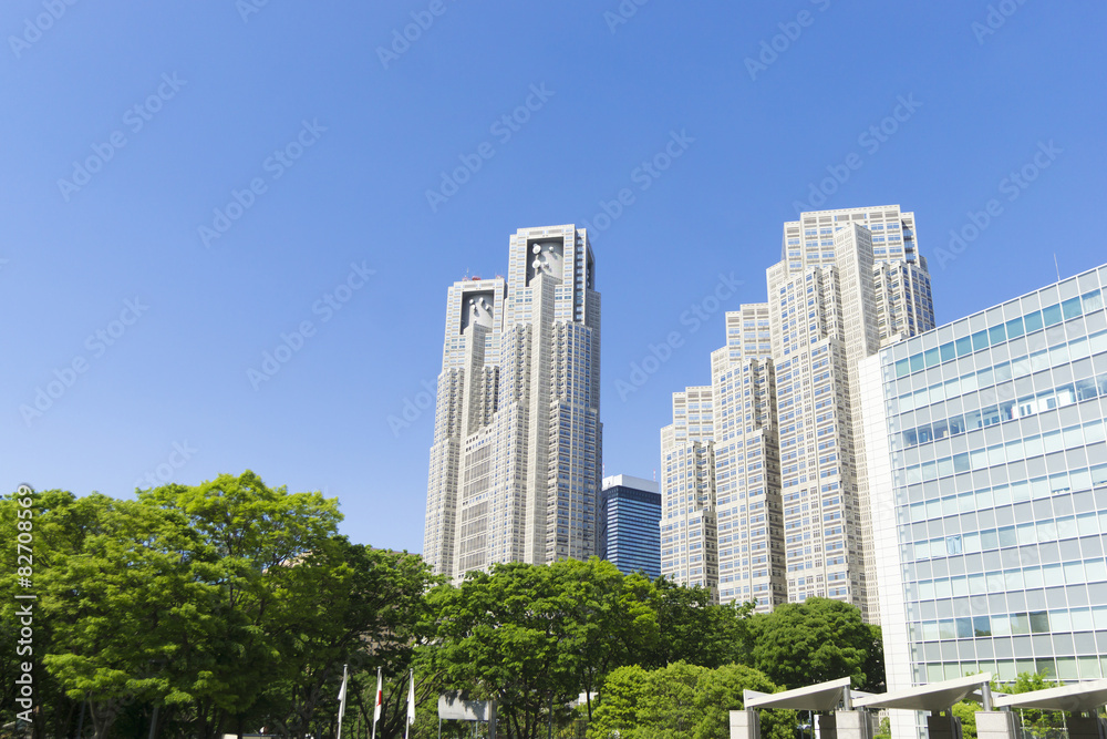 東京都庁と新宿高層ビル群　快晴青空　新緑