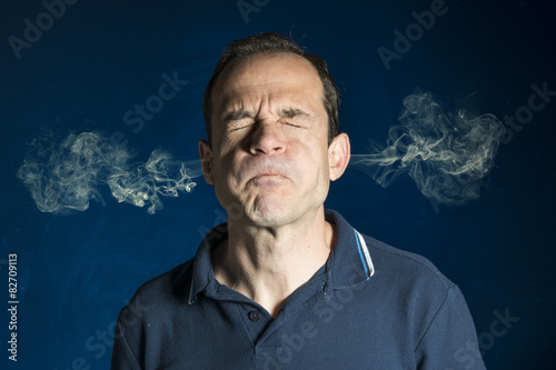 Hombre echando humo por las orejas