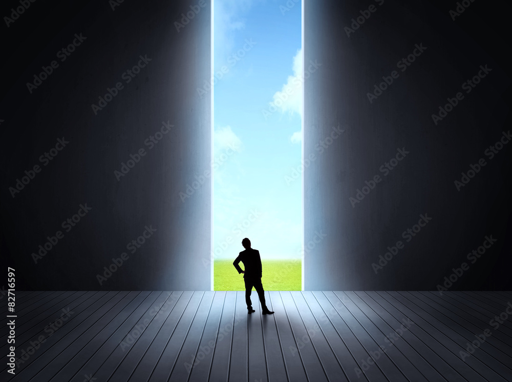 Obraz premium businessman walking to open gate