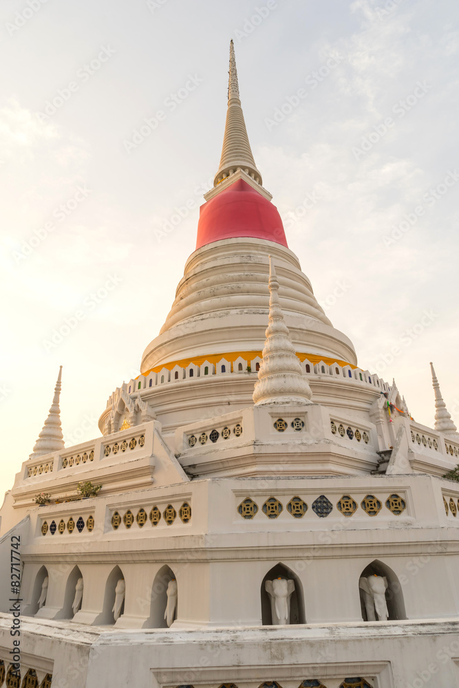 Fototapeta premium White pagoda in Wat Phra Samut Jedi under evening sky