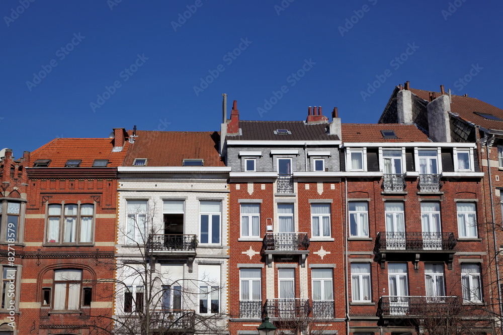 Rue de Bruxelles, maisons colorées, ciel bleu.