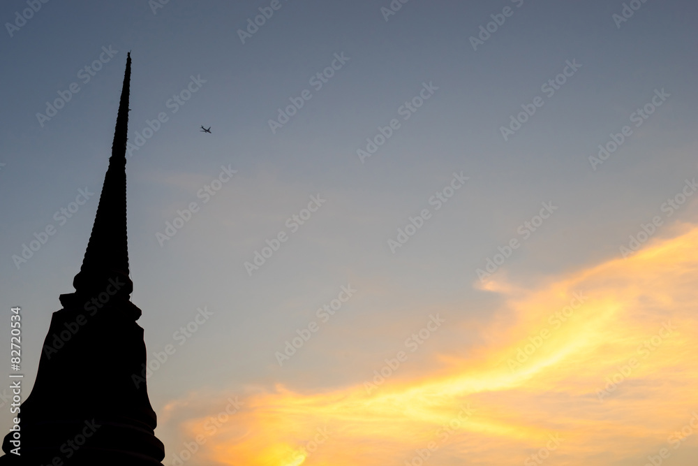 Obraz premium Silhouette pagoda with twilight sky