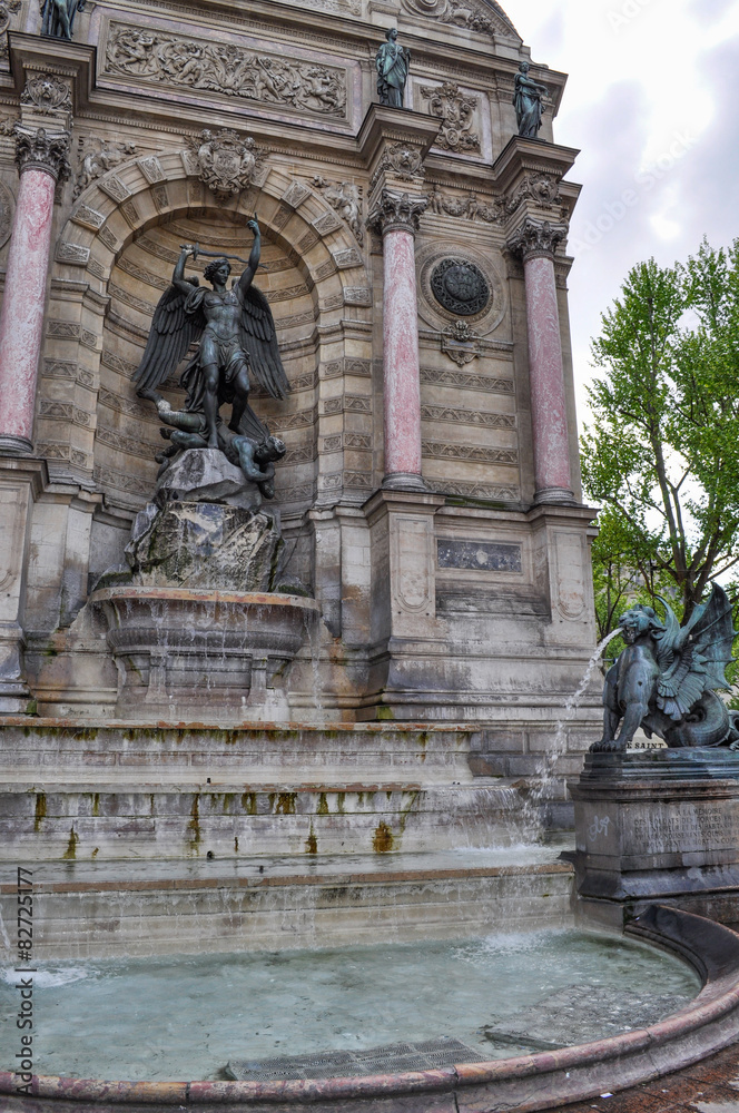 Fontana di Saint-Michel 2