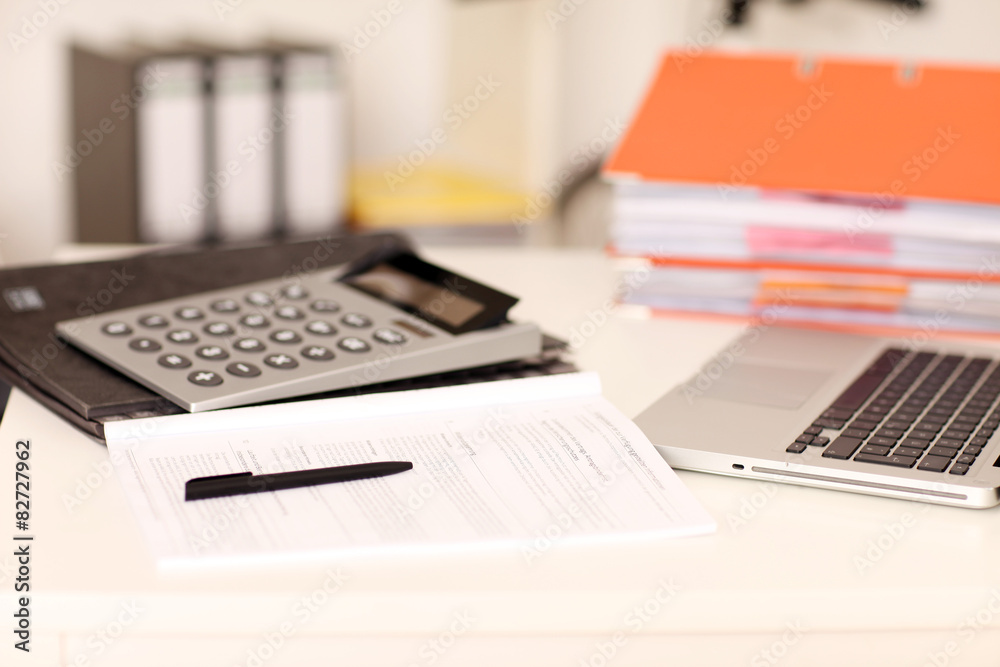 Vertrag und Taschenrechner