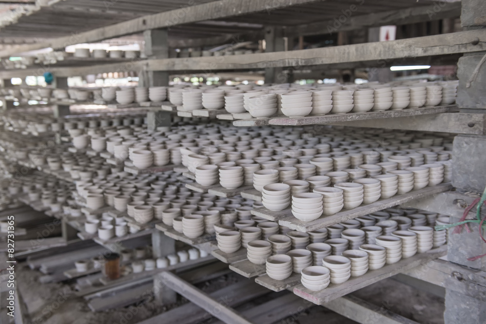 Obraz premium Clay pottery ceramics drying before being fire