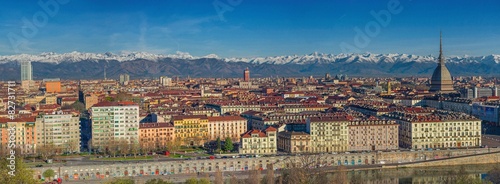 Panorama di Torino con le Alpi la Mole la Torre e il grattacielo