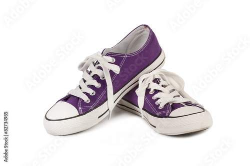 Zapatillas violeta sobre fondo blanco aislado. Vista de frente. Copy space