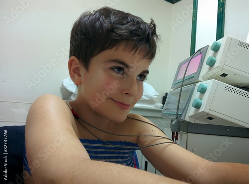 Tablou pe pânză bambino effettua fisioterapia
