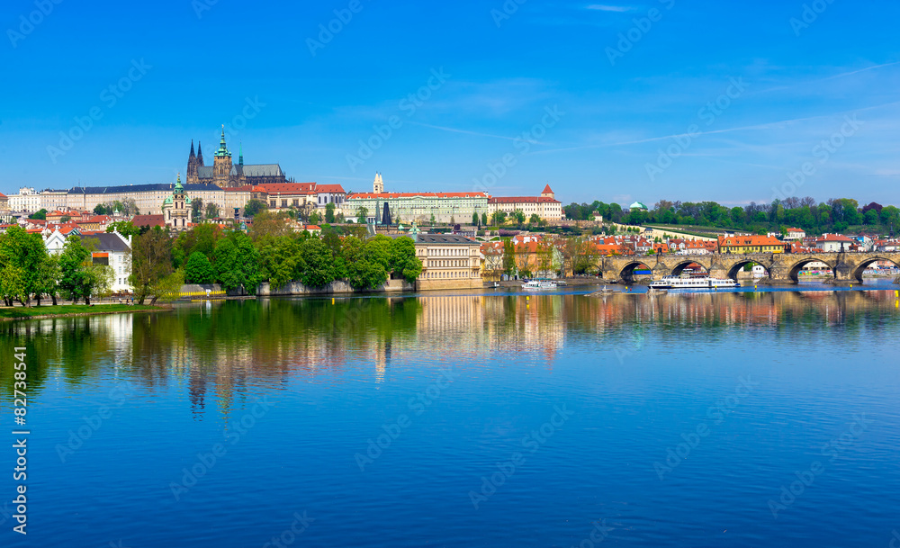 Charles Bridge (Karluv Most) and Prague Castle, Czech Republic.