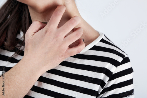 фотографія Woman has itch close up