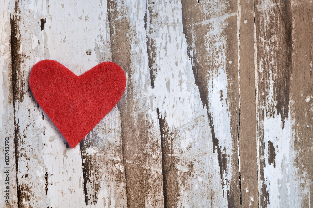 cœur rouge en feutrine sur fond vieux bois peint cœur rouge en feutrine sur fond vieux bois peint