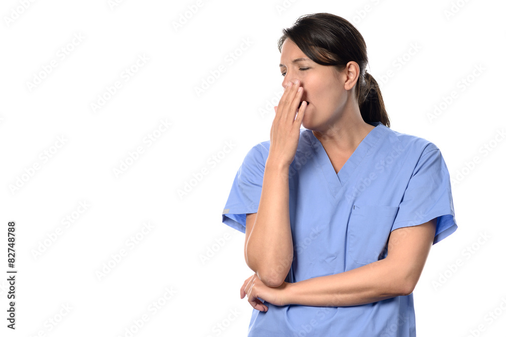 Erschöpfte Krankenschwester oder Ärztin gähnt Erschöpfte Krankenschwester oder Ärztin gähnt
