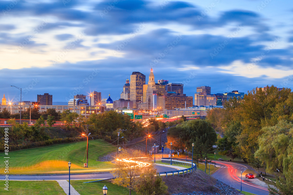 Obraz premium Skyline of downtown Hartford, Connecticut from above Charter Oak