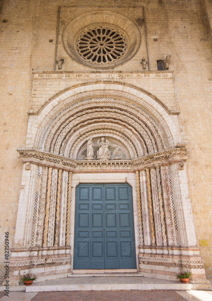 Portale della chiesa di San Venanzio a Camerino, Marche - Italia