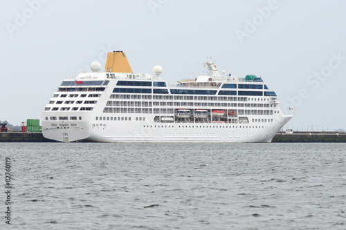 Fototapeta Naklejka Na Ścianę i Meble -  cruise ship on a mooring