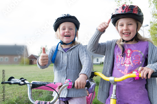 Mädchen beim Fahrradfahren, Daumen hoch 