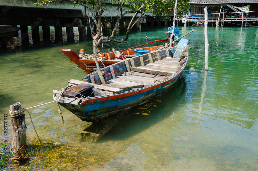Obraz premium Fisherman Wood Boats Parking Beside The Riverside.