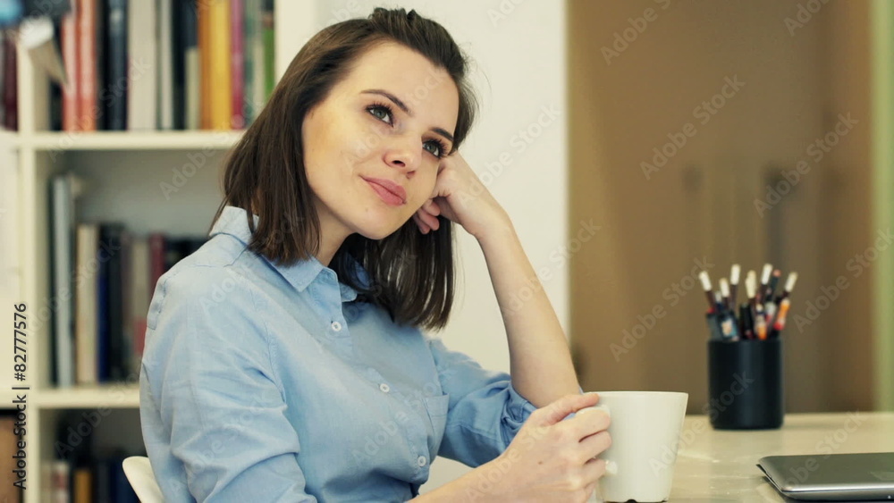 Young businesswoman relaxing and drinking coffee
Young businesswoman relaxing and drinking coffee